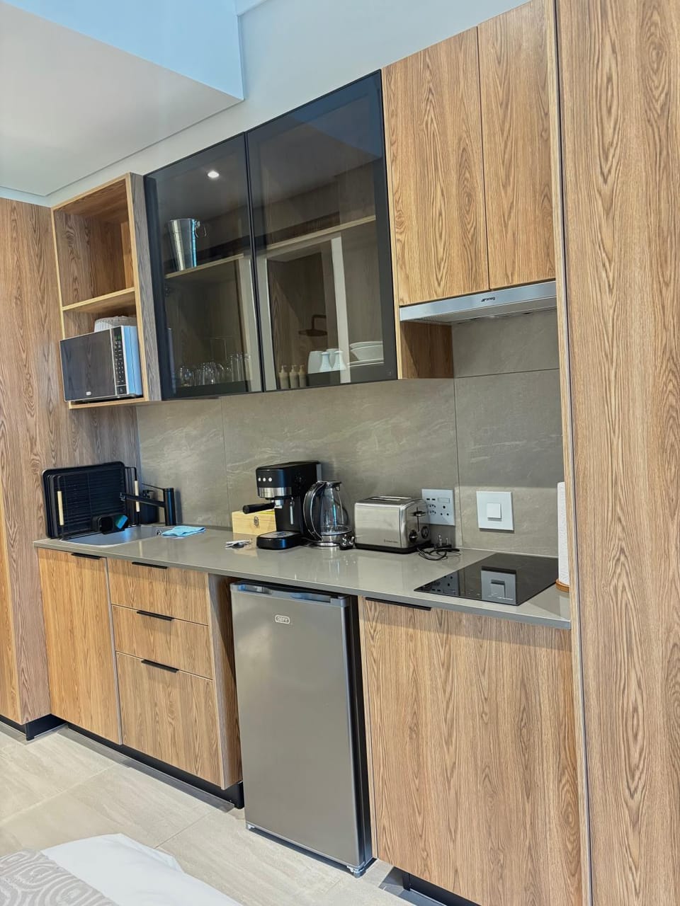 Kitchen or kitchenette, minibar