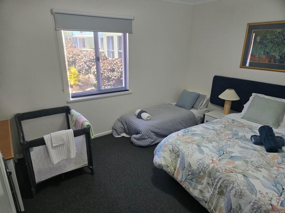 Waterfront Hideaway with Pool, Spa & BBQ Area jetty available Apartment in Mandurah