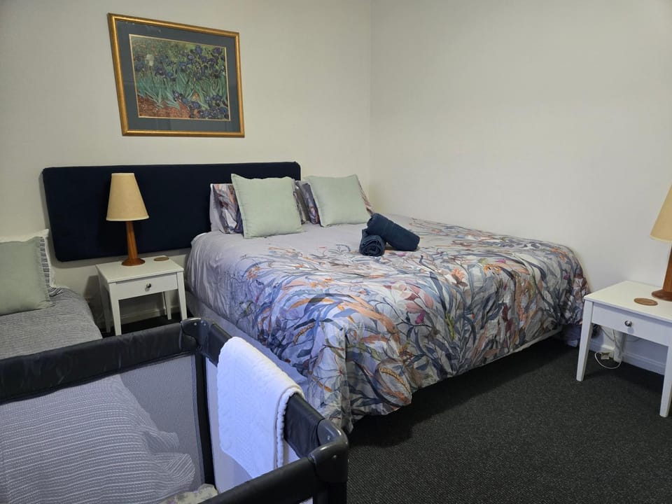 Waterfront Hideaway with Pool, Spa & BBQ Area jetty available Apartment in Mandurah