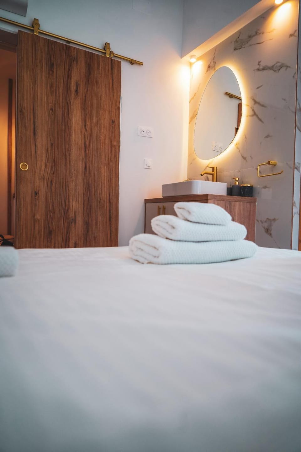 Bed, Bedroom, towels