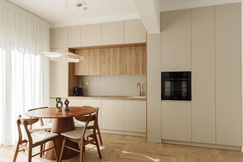Kitchen or kitchenette, Dining area