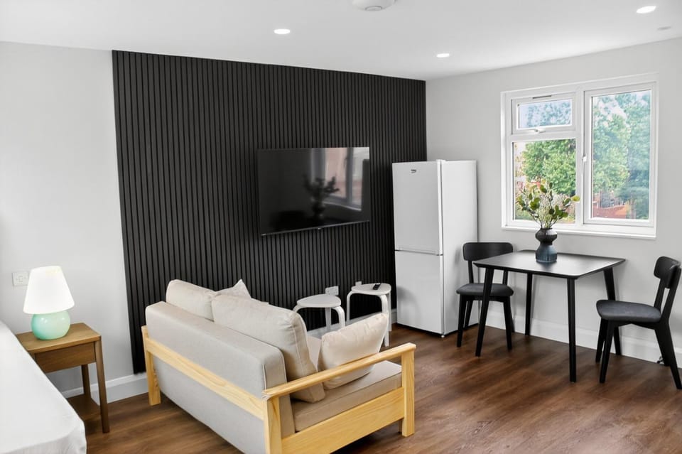Communal lounge/ TV room, TV and multimedia, Kitchen or kitchenette, Living room, Seating area, Dining area, Evening entertainment
