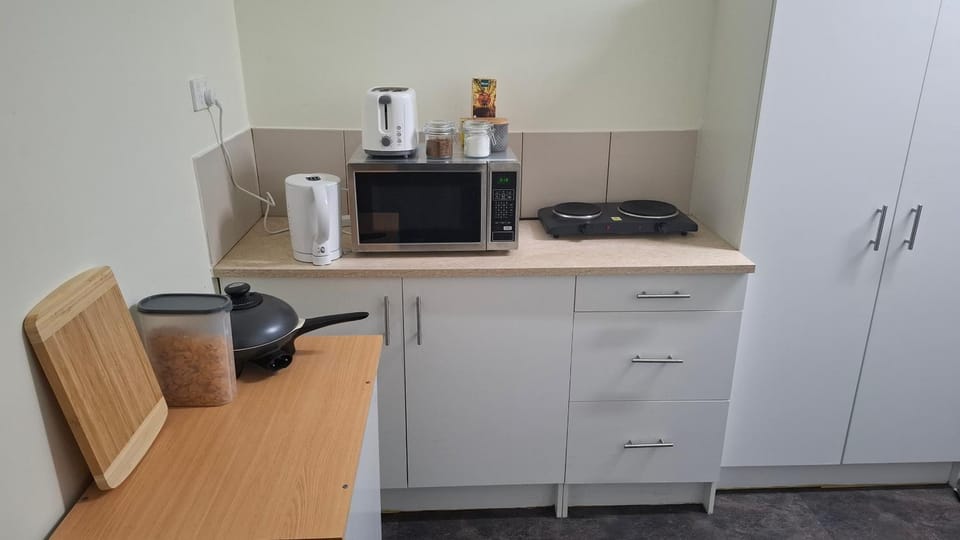 Coffee/tea facilities, Kitchen or kitchenette, stove, toaster