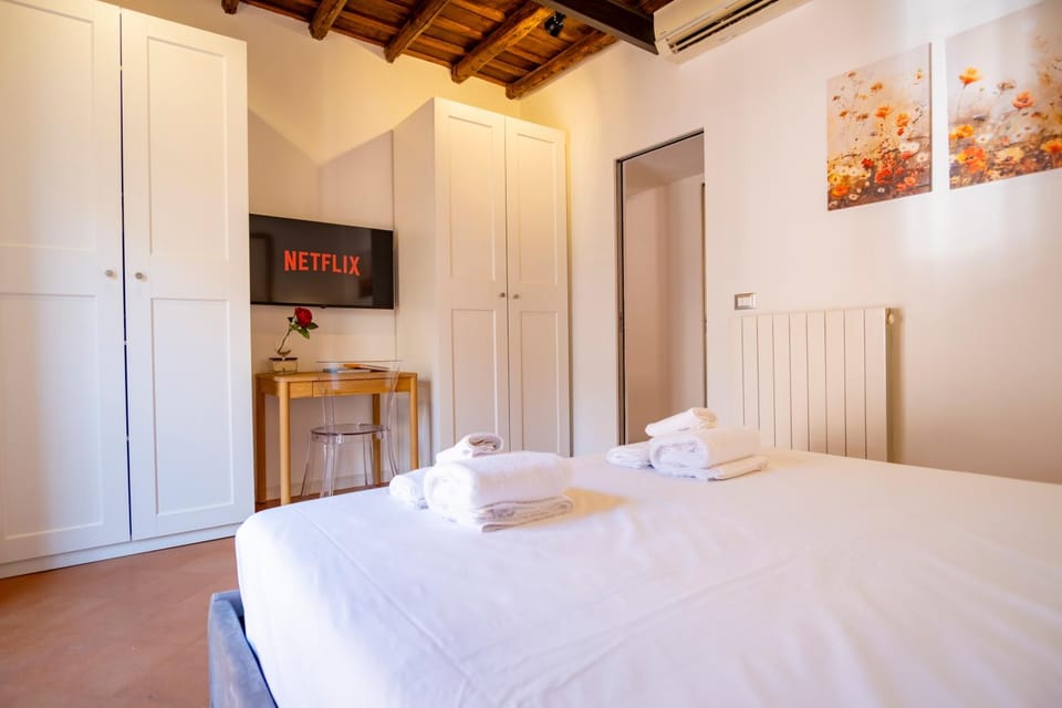 Bed, TV and multimedia, Kitchen or kitchenette, Photo of the whole room, Bedroom, towels, wardrobe