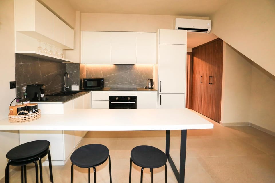 Kitchen or kitchenette, Dining area, oven, stove, air conditioner