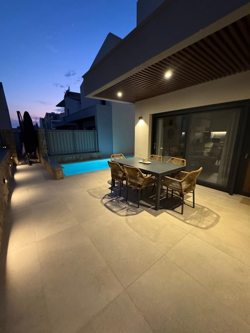 Night, Balcony/Terrace, Dining area, Pool view, Swimming pool