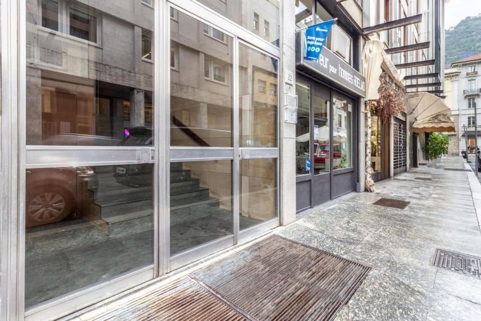 Duomo Central Square 3BR Apartment in Como