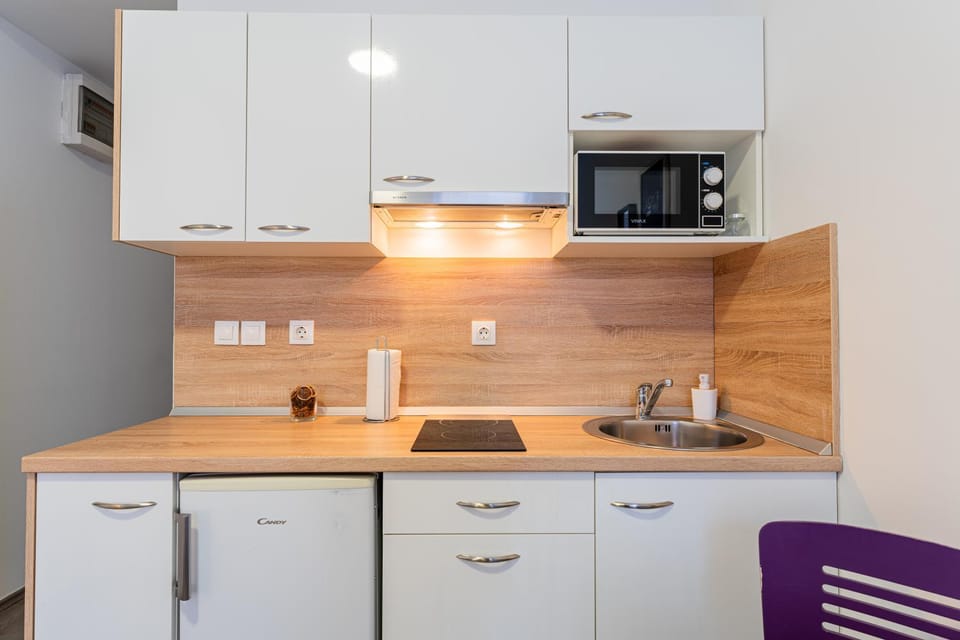 Kitchen or kitchenette, Decorative detail, On site, microwave, stove