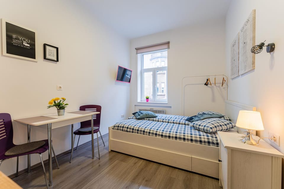 Property building, Bed, View (from property/room), Photo of the whole room, Seating area, Dining area, Bedroom