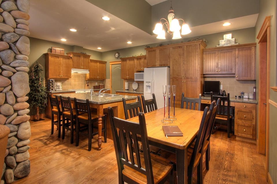 Kitchen or kitchenette, Dining area