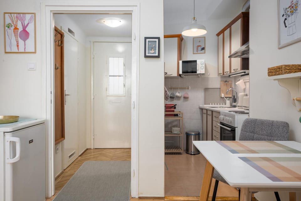 Kitchen or kitchenette, Dining area, stove