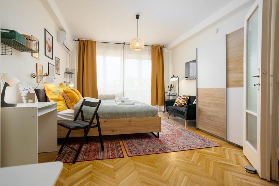 Bed, TV and multimedia, Living room, Photo of the whole room, Seating area, Bedroom, wardrobe