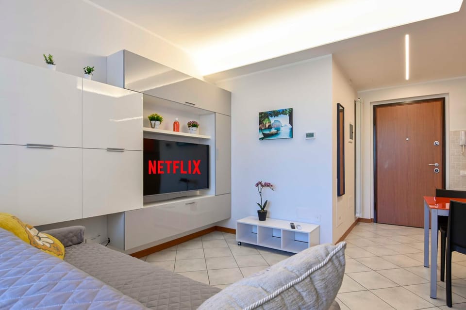 Communal lounge/ TV room, TV and multimedia, Living room, Seating area, Dining area, Evening entertainment, furniture, locker, air conditioner