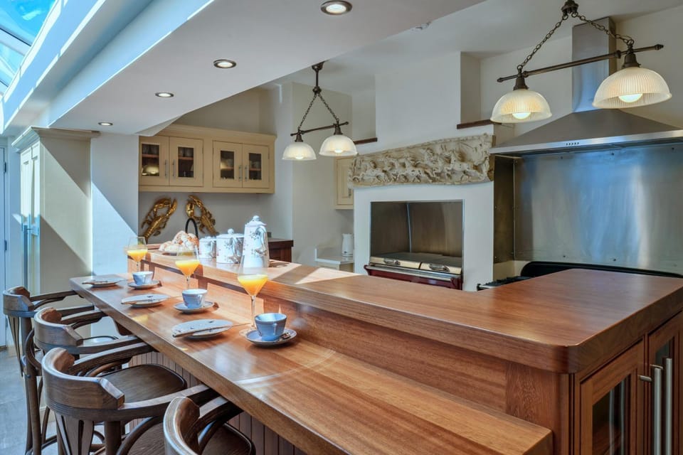 Kitchen or kitchenette, Living room, Seating area