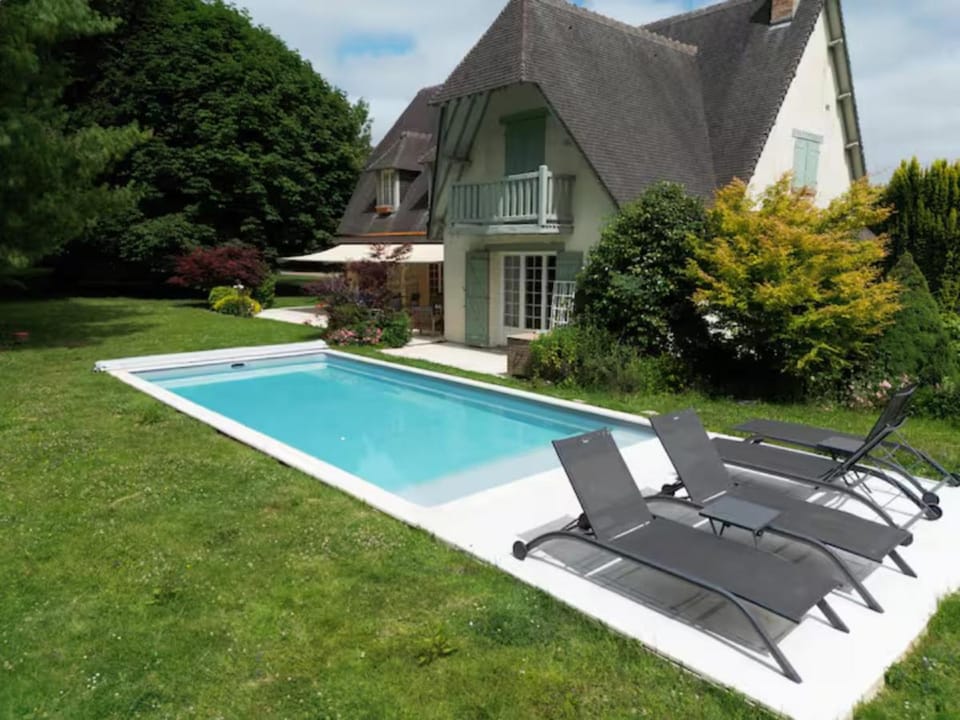 Property building, Garden, Pool view, Swimming pool, sunbed