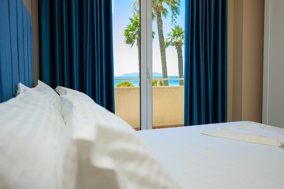 Photo of the whole room, Sea view