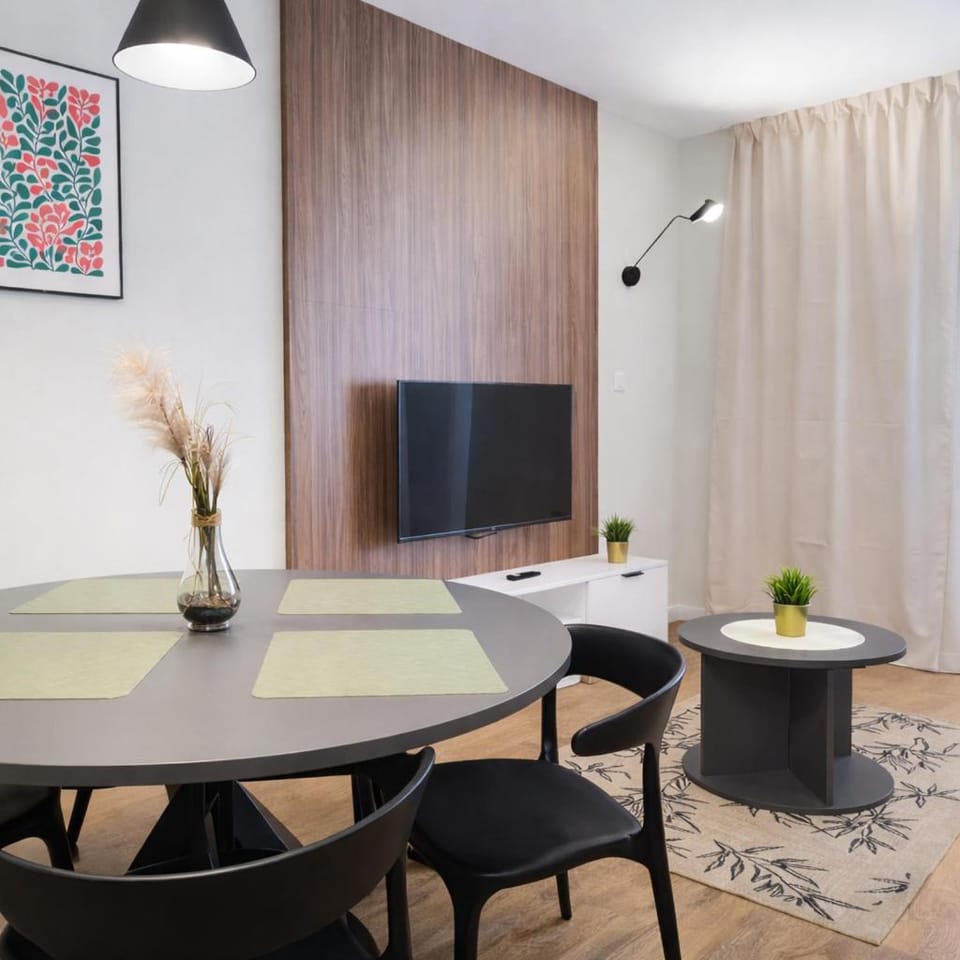 TV and multimedia, Living room, Seating area, Dining area