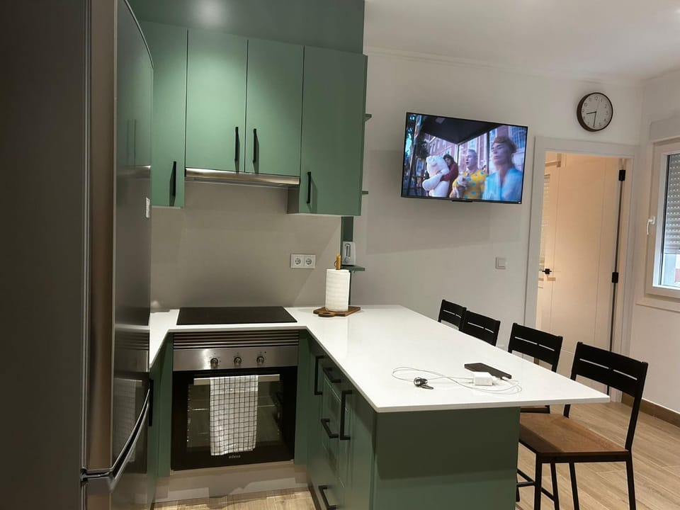 TV and multimedia, Dining area, oven, stove