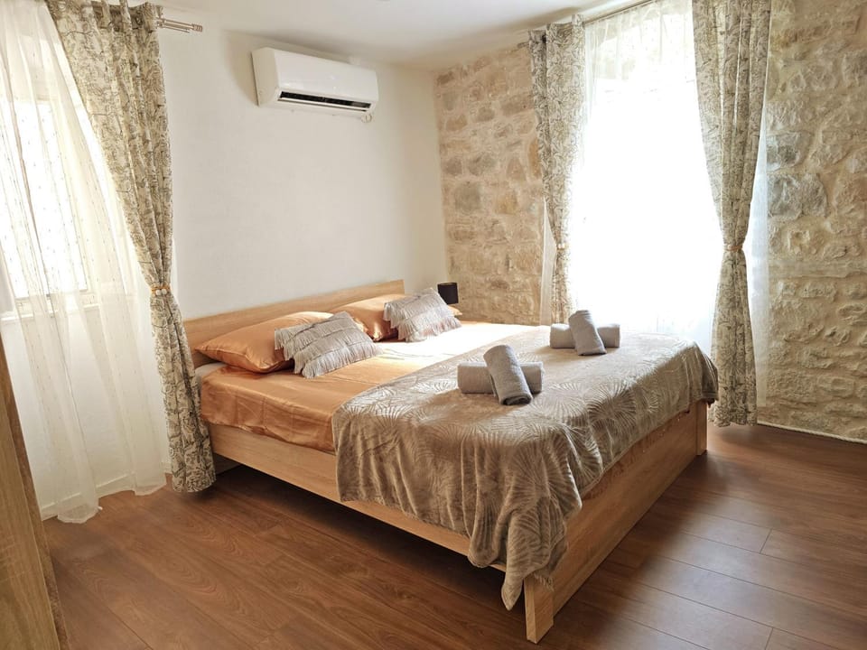 Bed, Photo of the whole room, Bedroom, towels, air conditioner