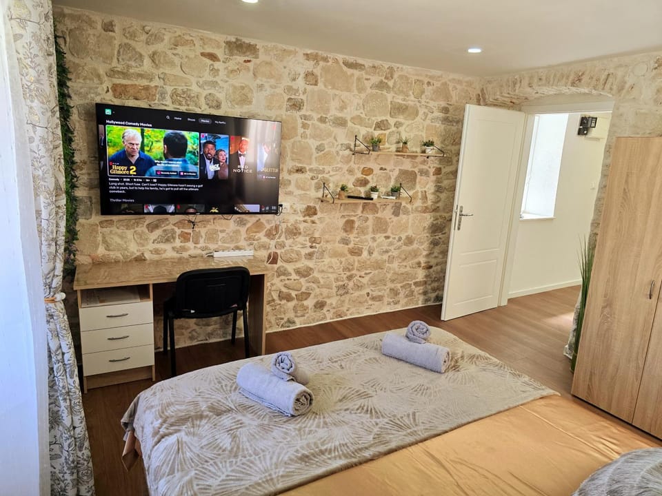 Bed, TV and multimedia, Photo of the whole room, Bedroom, towels