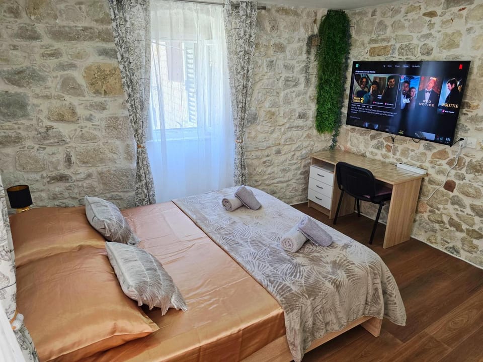 Bed, TV and multimedia, Photo of the whole room, Evening entertainment, Bedroom, towels