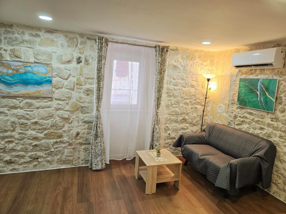 Living room, Seating area, air conditioner