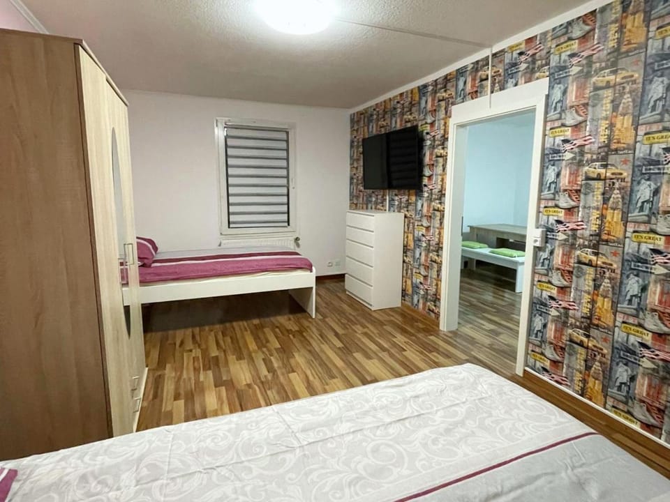 Bed, TV and multimedia, Photo of the whole room, Evening entertainment, Bedroom, wardrobe