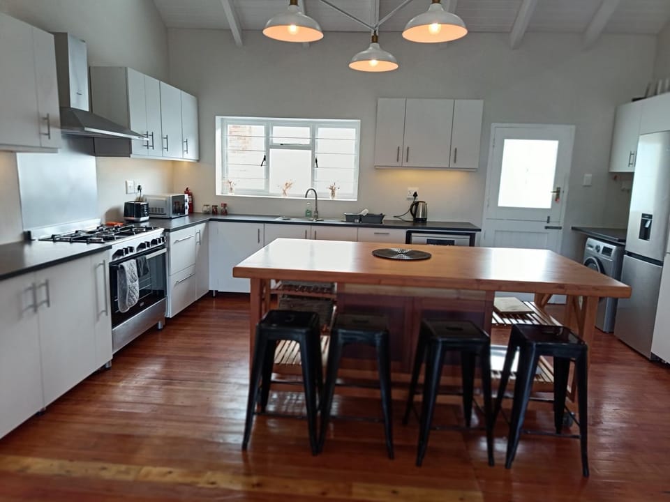 Rockwest 1 Cosy summer holiday house Hermanus House in Hermanus