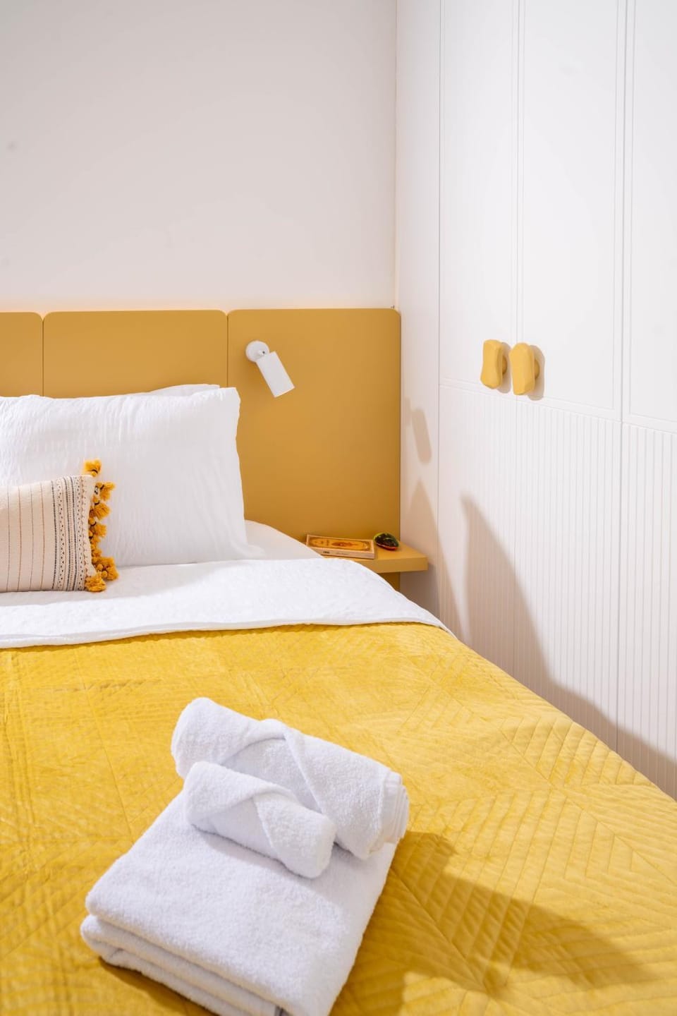 Bed, Bedroom, towels