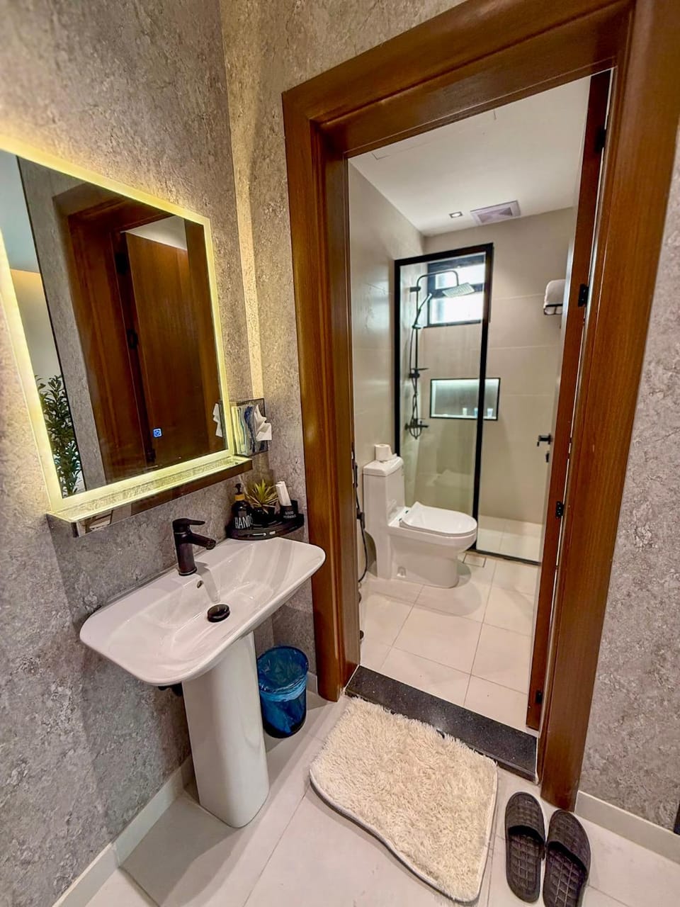 Shower, Toilet, Bathroom, towels