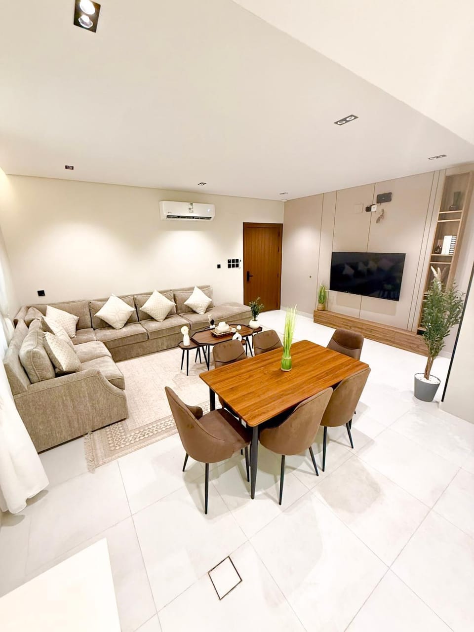 Communal lounge/ TV room, TV and multimedia, Coffee/tea facilities, Kitchen or kitchenette, Living room, Seating area, Dining area, internet, internet, microwave, stove, washing machine, air conditioner