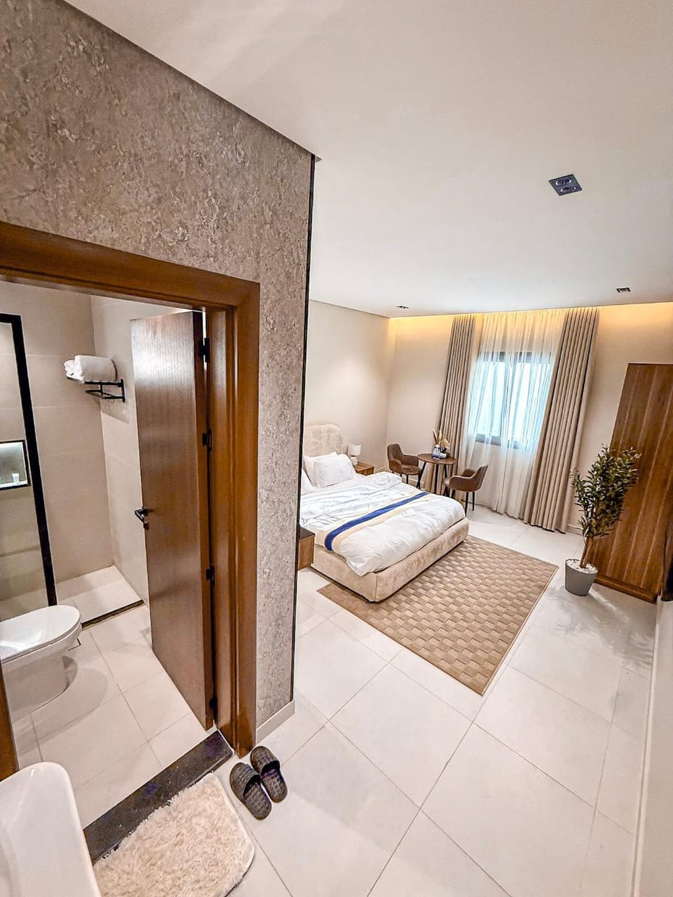 Shower, Toilet, Bed, Bathroom, Coffee/tea facilities, Photo of the whole room, Bedroom, minibar, towels, wardrobe, air conditioner, air conditioner