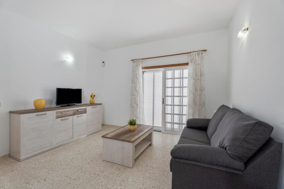 Kitchen or kitchenette, Living room, Seating area