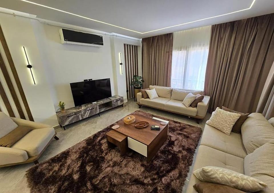 TV and multimedia, Living room, Seating area, Evening entertainment
