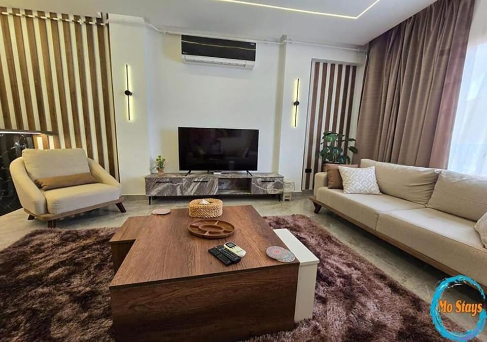 TV and multimedia, Living room, Seating area, Evening entertainment