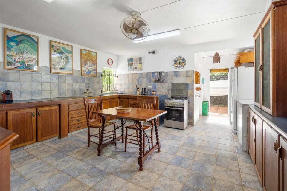 Kitchen or kitchenette, Dining area, oven, stove