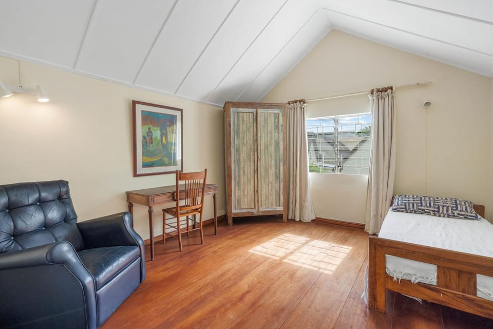 Bed, Photo of the whole room, Seating area, Bedroom