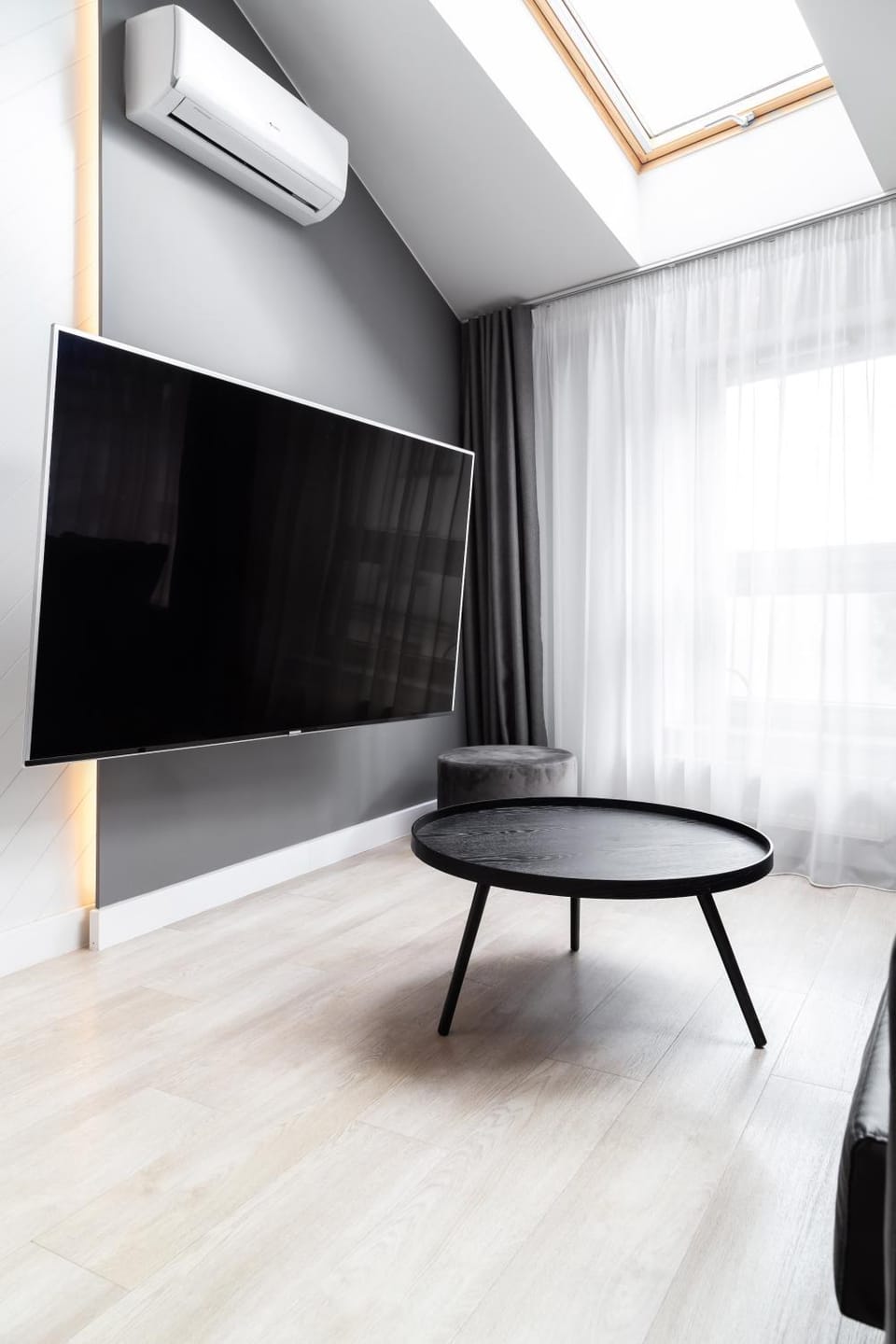 TV and multimedia, Living room, Seating area, air conditioner