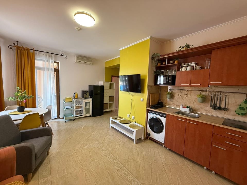 Kitchen or kitchenette, Living room, Seating area, Dining area
