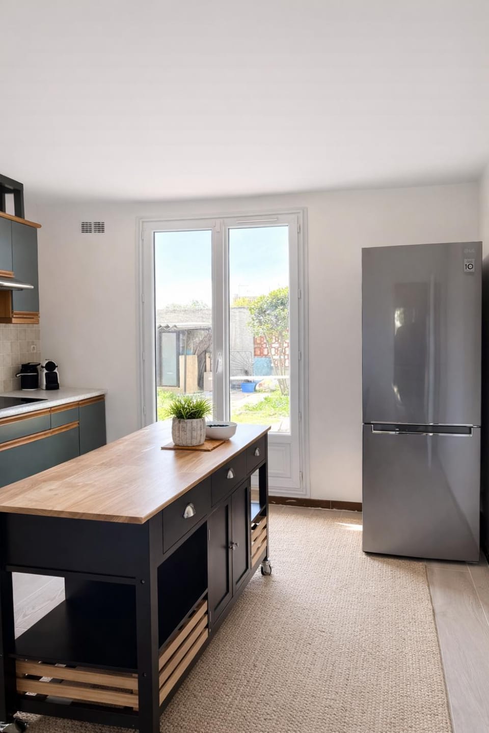 Coffee/tea facilities, Kitchen or kitchenette, dishwasher, microwave, oven, stove, kitchen