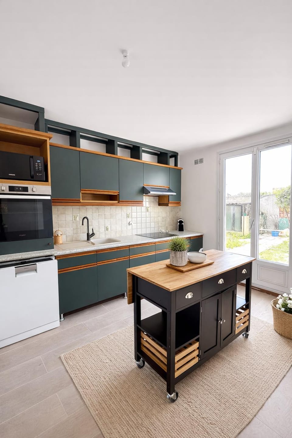 Coffee/tea facilities, Kitchen or kitchenette, dishwasher, microwave, oven, stove, kitchen