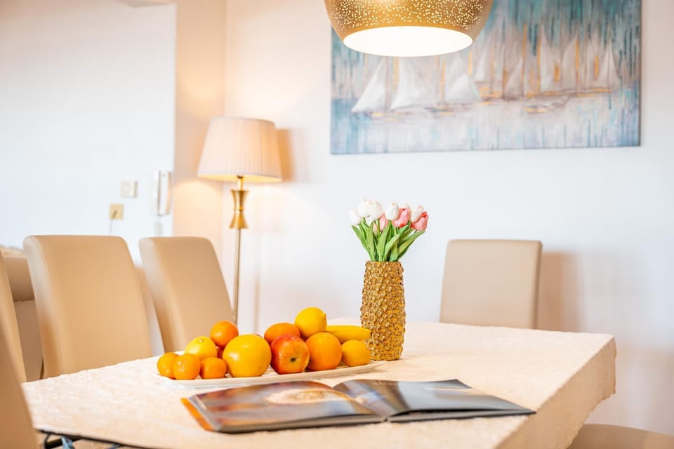 Seating area, Dining area, Food