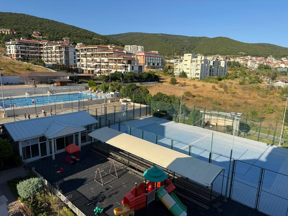 Garden, Tennis court