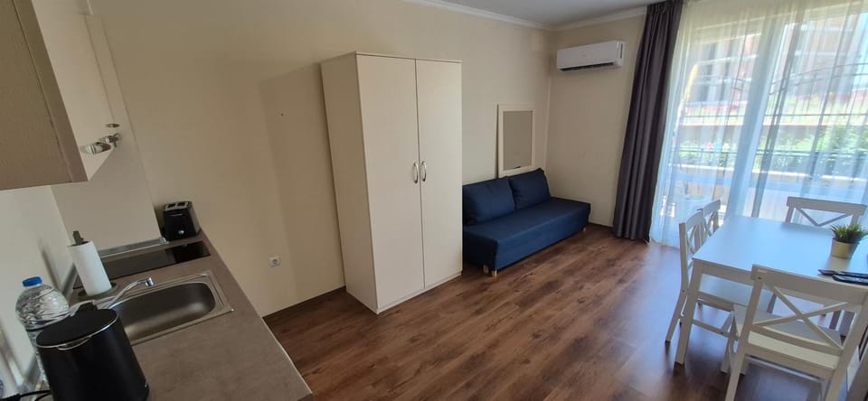 Kitchen or kitchenette, Living room, Seating area, Dining area, oven, air conditioner