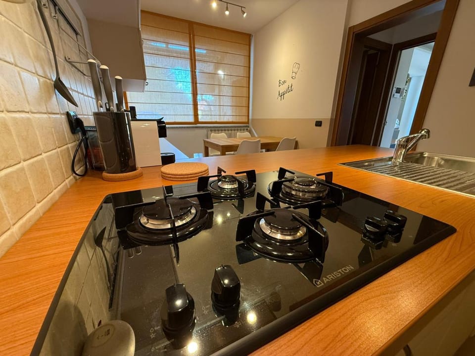 Coffee/tea facilities, Kitchen or kitchenette, Dining area, stove