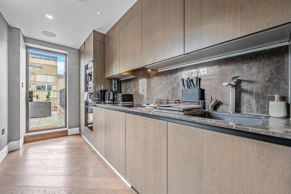 Luxury 1-Bed Penthouse with AC & Terrace, Soho Apartment in City of Westminster