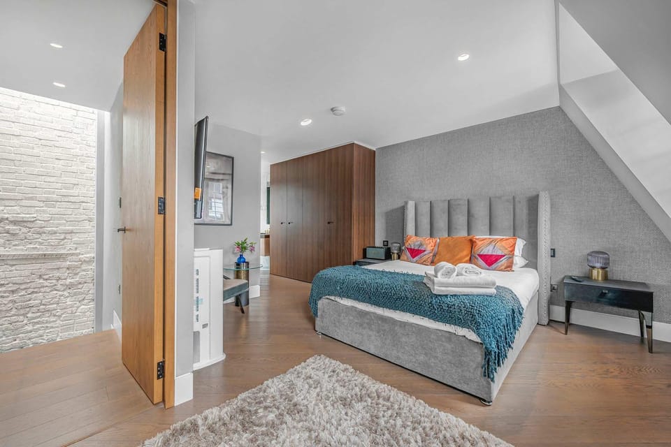Luxury 1-Bed Penthouse with AC & Terrace, Soho Apartment in City of Westminster