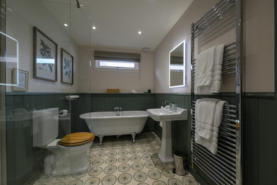 Bathroom, Decorative detail, Bath, towels