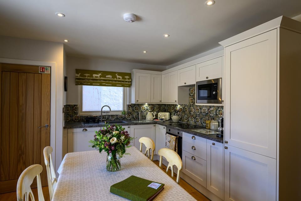Patio, Coffee/tea facilities, Kitchen or kitchenette, Dining area, dishwasher, microwave, oven, stove, toaster, washing machine, washing machine