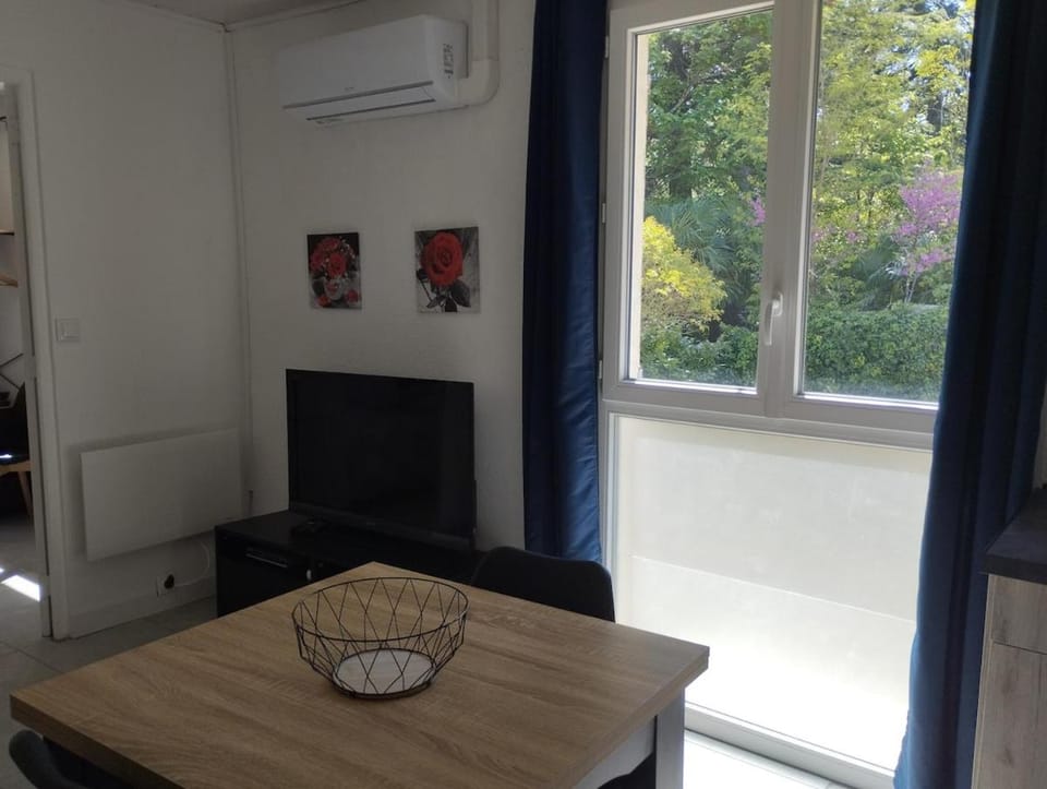 TV and multimedia, Dining area, air conditioner
